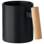 ŠALICA KERAMIČKA 320ML CRENATE SA DRVENOM DRŠKOM CRNA